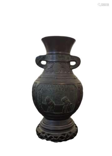 JAPON, XXème siècle<br />
Vase de forme balistre en bronze à...
