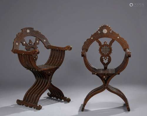 Deux fauteuils« dagobert » Levantins<br />
Bois incrusté de ...
