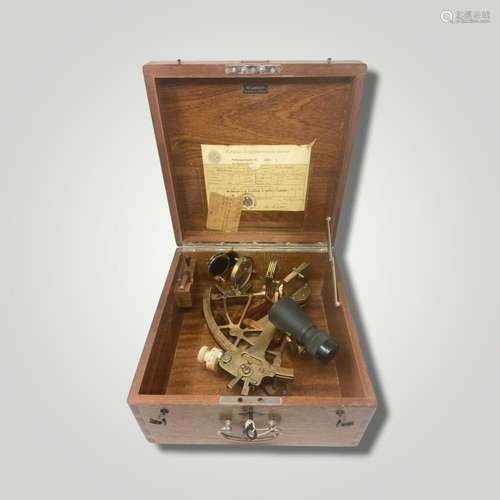 Sextant  en laiton<br />
Signé  W. Ludolph, Bremerhaven<br /...