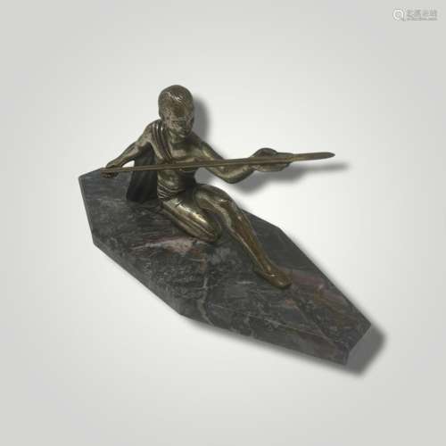 Sculpture en bronze à patine argentée figurant une femme acc...
