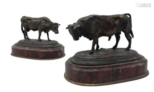 Vache et taureau,<br />
deux bronzes formant pendant, sur un...