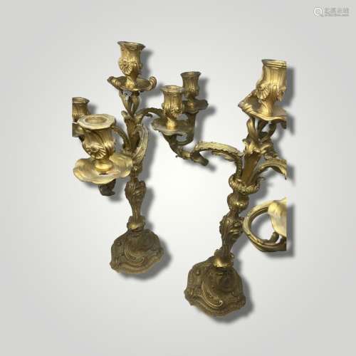 Paire de chandeliers à 5 bras de lumières en bronze doré, de...