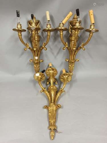 Trois appliques en bronze de style Louis XVI