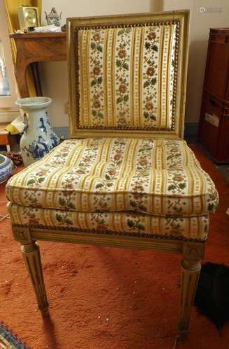 Un fauteuil et une chaise de style Louis XVI garnis de tissu...