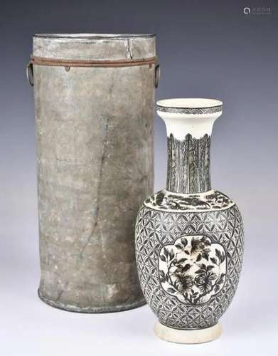 A Grisaille-Enamelled Vase Kangxi Mk w/Box