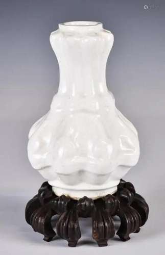 A White Glaze Lobed Crackle Vase w/ Stand