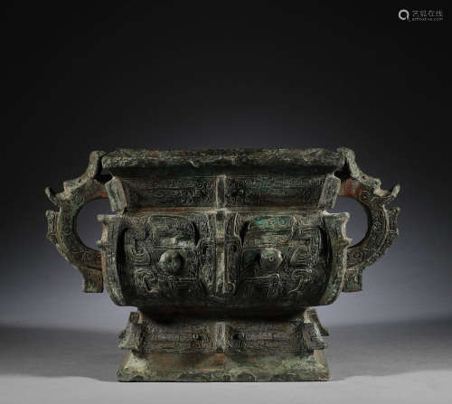 中國古代，青銅雙耳饕餮紋四方尊