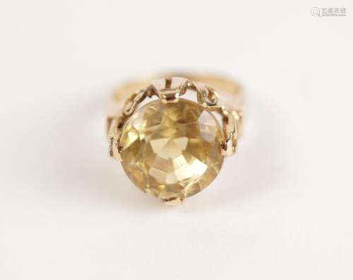 Bague en or jaune (750) ornée d'une citrine. Poids brut : 5....