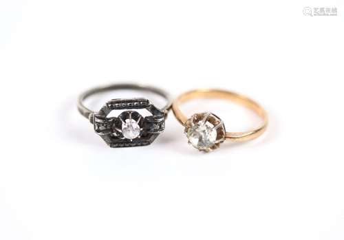 Bague deux ors sertie d'une pierre blanche. Poids brut : 1.3...