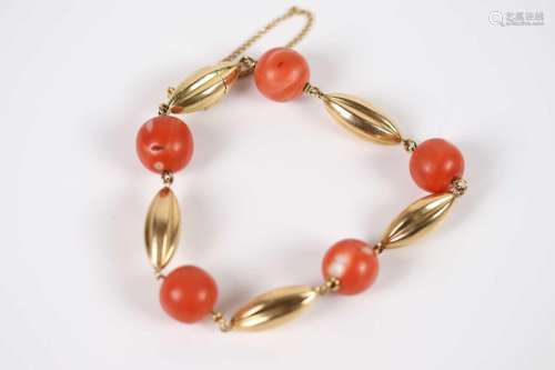 Bracelet perles corail et perles ovales en or jaune (750). P...