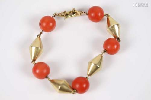 Bracelet perles corail et triangulaires en or jaune (750). P...