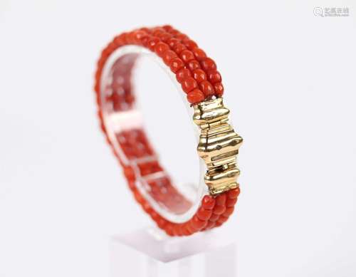 Bracelet 3 rangs de perles corail, fermoir en or jaune. Poid...