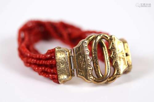 Bracelet 9 rangs de perles de corail, fermoir or jaune (750)...