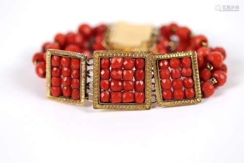Bracelet 4 rangs de perles corail en or jaune (750), motifs ...