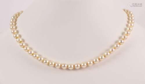 Collier de 56 perles, fermoir en or (750). L : 44 cm; Poids ...