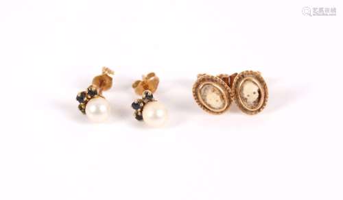 Deux paires de boutons d'oreilles en or (750) sertis de perl...