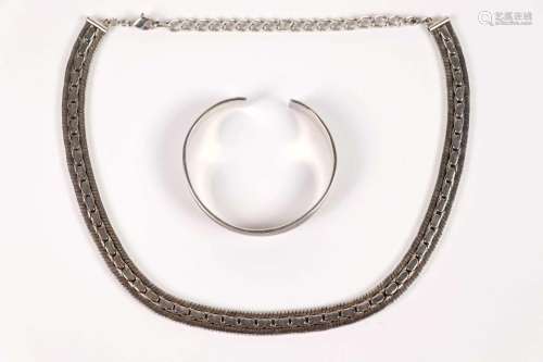 Bracelet rigide en argent. 27.7 gr. Il est joint un collier ...