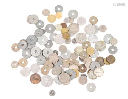 Un lot d'environ 100 pièces de monnaie en métaux divers