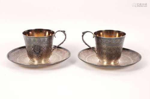 Paire de tasses et sous-tasses en argent, l'intérieur vermei...