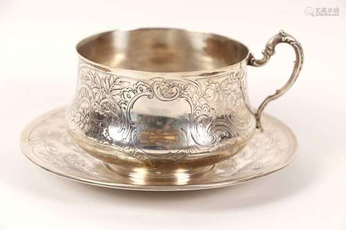 Déjeuner et sa sous-tasse en argent à décor rocaille. Poinço...