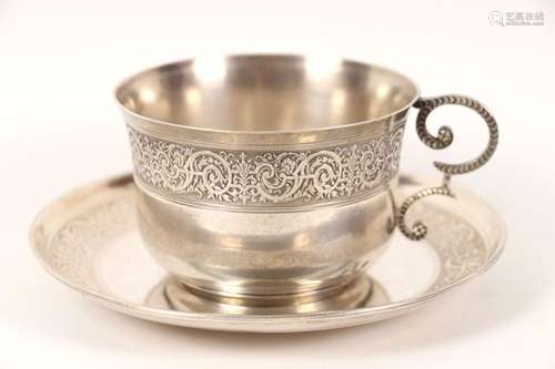 Déjeuner et sa sous-tasse en argent à décor de frises d'arab...