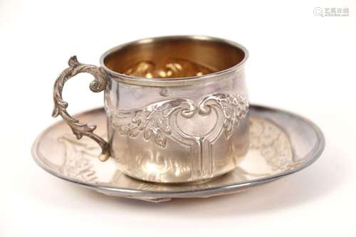 Tasse et sous-tasse en argent, l'intérieur vermeillé, à déco...