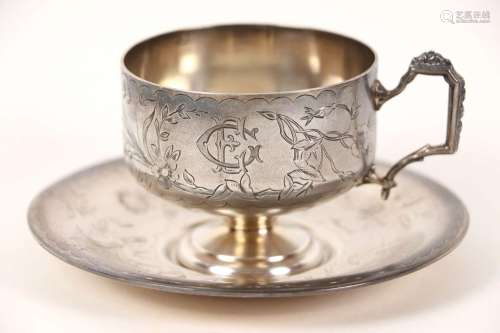 Tasse et sous-tasse en argent, à décor de motifs floraux, ch...