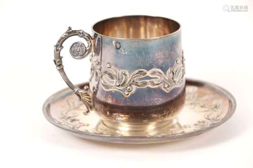 Tasse et sous-tasse en argent, à décor de branches de gui. P...