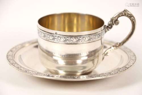 Tasse et sous-tasse en argent, à décor de frises de trèfles....