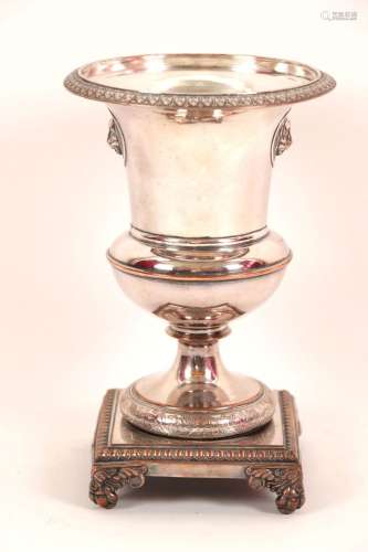 Vase Médicis en métal argenté (usures). 22.5 cm