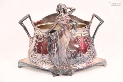 Elsie Ward HERING (1872-1923) - Vase en métal argenté à déco...