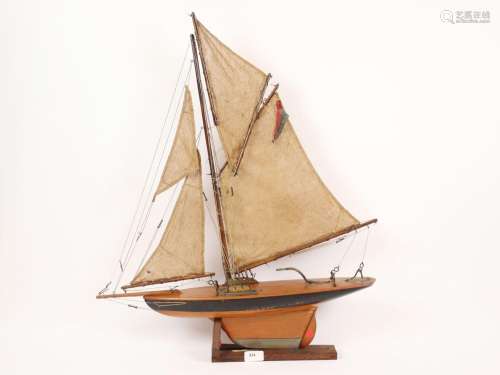 Maquette navigante type voilier de bassin en bois laqué noir...
