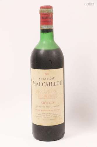 Une bouteille de Château Maucaillou (Moulis en Médoc) 1974