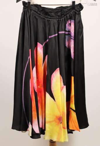 YOHJI YAMAMOTO - Jupe à fond noir à motif floral. Taille 3. ...