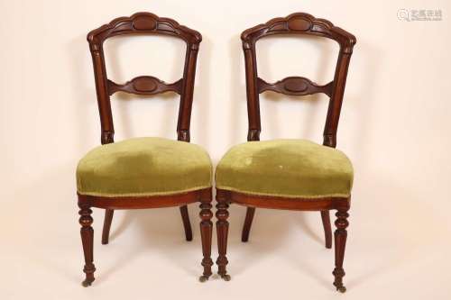 Quatre chaises style Anglais en acajou, assises velours vert