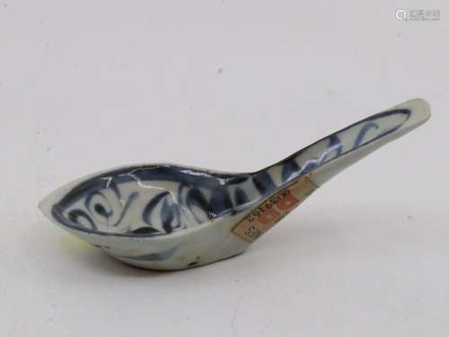 CHINESE BLUE AND WHITE SPOON, QING DYNASTY, FLORAL SCROLL DE...