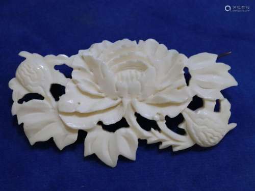 OLD NON-COMPOSITE CHINESE BROOCH IN SHAPE OF FLOWER