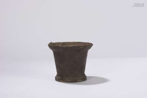 Mortier tronconique en fonte. Anjou ?, XVIIIème siècle. Haut...