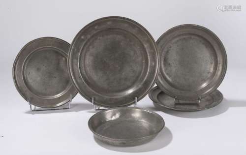 Cinq plat et assiettes à bord mouluré, XVIIIème siècle et XI...