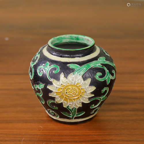 清 珐璍釉堆塑三彩花卉罐