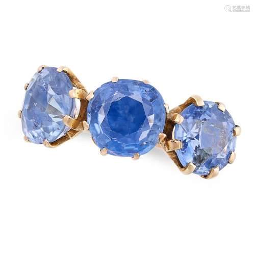 AN ANTIQUE SAPPHIRE THREE STONE RING in yellow gold, set wit...