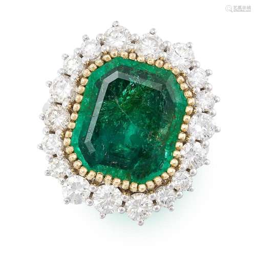 AN EMERALD AND DIAMOND CLUSTER RING in 18ct white gold, set ...