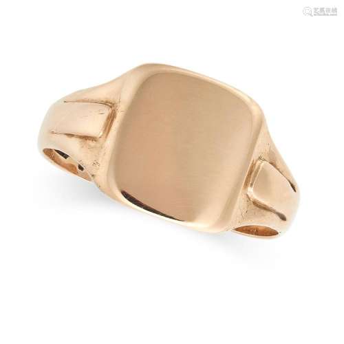 AN ANTIQUE SIGNET RING in 9ct yellow gold, with plain rectan...