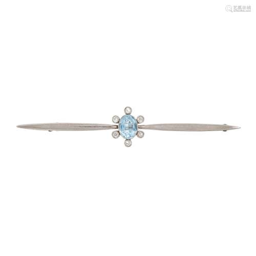 AN ANTIQUE AQUAMARINE AND DIAMOND BAR BROOCH in 15ct gold, s...