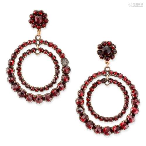 A PAIR OF ANTIQUE GARNET DROP EARRINGS in 9ct yellow gold, e...