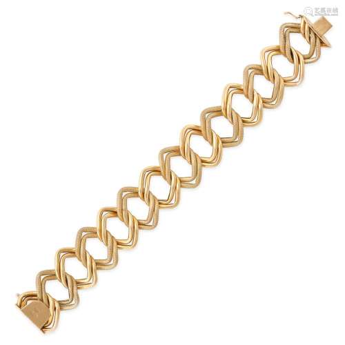 A VINTAGE GOLD BRACELET in 18ct yellow gold, comprising a ro...