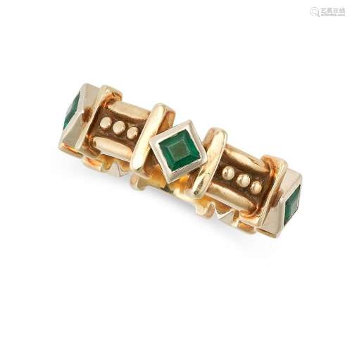 AN VINTAGE EMERALD BAND RING in 14ct yellow gold, set with a...