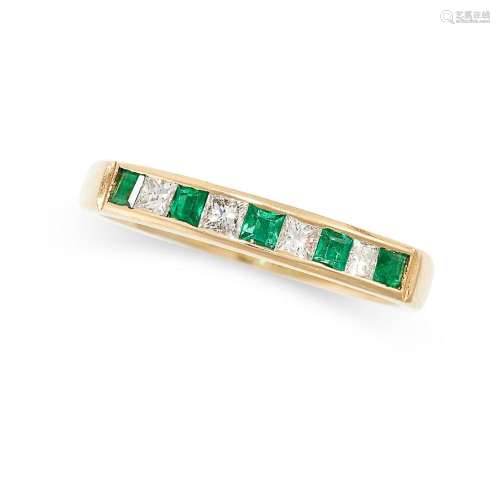 AN EMERALD AND DIAMOND BAND RING in 18ct yellow gold, set wi...