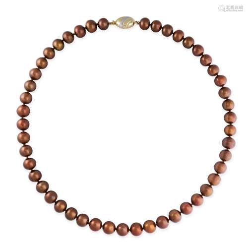 A BRONZE PEARL NECKLACE in 9ct yellow gold, comprising a sin...