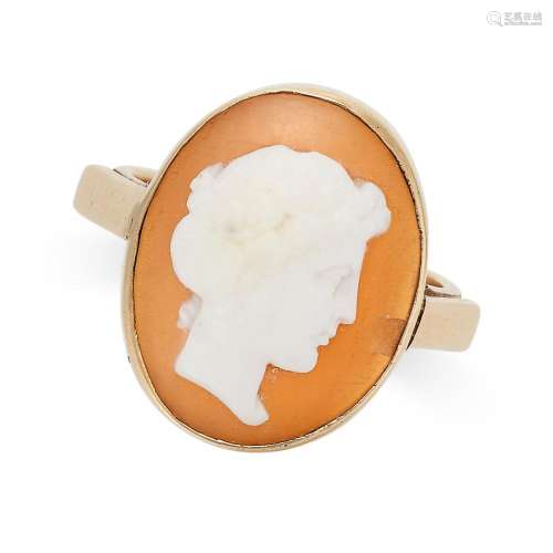 A VINTAGE CAMEO RING in 9ct yellow gold, the carved shell ca...